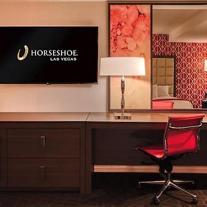 2 Rooms Resort Studio Suite | 1 King Resort Tower Queen